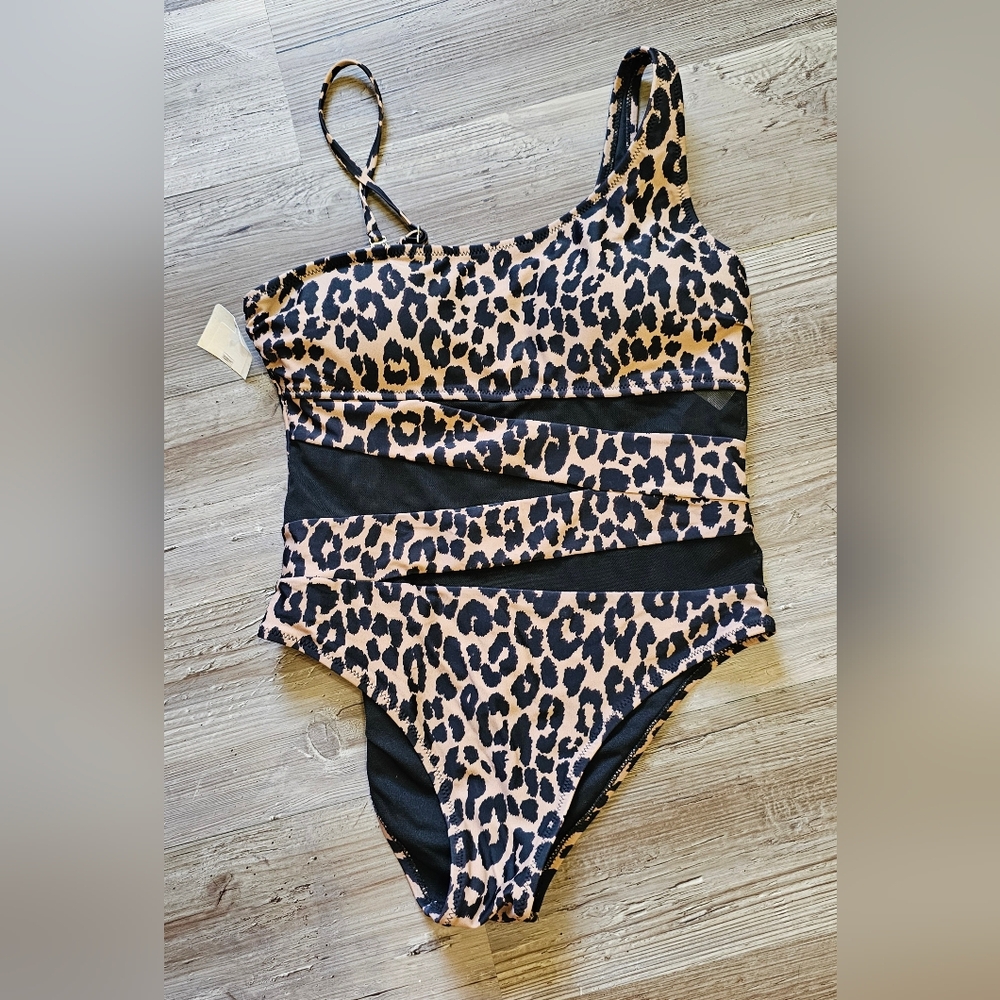 Sz M Pink Lilly one- piece Leapird print swimsuit